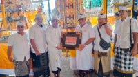 SERAHKAN PUNIA JELANG puncak karya agung di Pura Dalem Sukaluwih, Desa Adat Batuan, Kecamatan Sukawati, Bupati Mahayastra serahkan punia Rp500 juta. Foto: ist