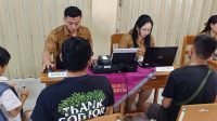ORANG tua calon murid melakukan proses pendaftaran murid baru di SDN 2 Penatih. Proses pendaftaran dan verifikasi penerimaan murid baru di SD negeri di Kota Denpasar masih berlangsung dari dari 22 sampai dengan 25 Juni 2026. Foto: ist ORANG tua calon murid melakukan proses pendaftaran murid baru di SDN 2 Penatih. Proses pendaftaran dan verifikasi penerimaan murid baru di SD negeri di Kota Denpasar masih berlangsung dari dari 22 sampai dengan 25 Juni 2026. Foto: ist