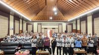 KETUA PGRI Bali, I Gusti Ngurah Eddy Mulya; foto bersama Kadisdikpora Anak Agung Gede Wiratama, I Gusti Ayu Putu Swandewi Eddy Mulya, I Ketut Suarya, serta para guru-guru peserta workshop Menulis Kreatif dan Penguatan Kesehatan Mental Guru yang digelar PGRI Kota Denpasar, Selasa (9/6/2026). Foto: ist KETUA PGRI Bali, I Gusti Ngurah Eddy Mulya; foto bersama Kadisdikpora Anak Agung Gede Wiratama, I Gusti Ayu Putu Swandewi Eddy Mulya, I Ketut Suarya, serta para guru-guru peserta workshop Menulis Kreatif dan Penguatan Kesehatan Mental Guru yang digelar PGRI Kota Denpasar, Selasa (9/6/2026). Foto: ist