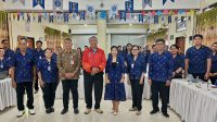 KADISDIKPORA Kota Denpasar, Anak Agung Gede Wiratama; foto bersama Kasek Ayu Sri Wahyuni dan guru, usai menyampaikan kebijakan pendidikan Kota Denpasar pada workshop reviu kurikukum di SMP PGRI 2 Denpasar. Foto: ist KADISDIKPORA Kota Denpasar, Anak Agung Gede Wiratama; foto bersama Kasek Ayu Sri Wahyuni dan guru, usai menyampaikan kebijakan pendidikan Kota Denpasar pada workshop reviu kurikukum di SMP PGRI 2 Denpasar. Foto: ist