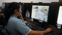 OPERATOR SPMB SMP Negeri menggunakan Google Maps atau sistem pemetaan terintegrasi untuk memverifikasi keakuratan titik koordinat tempat tinggal pendaftar dengan alamat pada Kartu Keluarga (KK). Foto: ist OPERATOR SPMB SMP Negeri menggunakan Google Maps atau sistem pemetaan terintegrasi untuk memverifikasi keakuratan titik koordinat tempat tinggal pendaftar dengan alamat pada Kartu Keluarga (KK). Foto: ist
