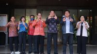 BAWASLU BALI BAWASLU Bali foto bersama civitas akademika FISIP Universitas Udayana usai audiensi, Selasa (28/7/2026). Foto: ist