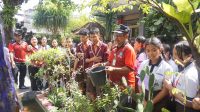 KEPALA SMPN 7 Denpasar, I Wayan Sugianta, menutup rangkaian MPLS dengan penebaran benih ikan di kolam sekolah sebagai bagian menumbuhkan kecintaan dan merawat lingkungan. Foto: ist KEPALA SMPN 7 Denpasar, I Wayan Sugianta, menutup rangkaian MPLS dengan penebaran benih ikan di kolam sekolah sebagai bagian menumbuhkan kecintaan dan merawat lingkungan. Foto: ist