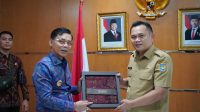 BUPATI I Made Satria menemui Dirjen Otonomi Daerah Kemendagri Cheka Virgowansyah di Jakarta, Senin (27/7/2026). Foto: ist BUPATI I Made Satria menemui Dirjen Otonomi Daerah Kemendagri Cheka Virgowansyah di Jakarta, Senin (27/7/2026). Foto: ist