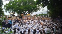 RIBUAN pemedek dan pengiring dari berbagai desa memadati kawasan Catuspatha Kota Gianyar, saat mengikuti prosesi sakral Pamendak Agung lan Pacepukan Patapakan Barong sebelum beriringan menuju Pura Dalem Serongga. Foto: ist RIBUAN pemedek dan pengiring dari berbagai desa memadati kawasan Catuspatha Kota Gianyar, saat mengikuti prosesi sakral Pamendak Agung lan Pacepukan Patapakan Barong sebelum beriringan menuju Pura Dalem Serongga. Foto: ist
