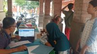 ORANG tua calon murid mendatangi posko SPMB SMPN 1 Denpasar menanyakan proses daftar ulang pada Senin (6/7/2026). Foto: tra ORANG tua calon murid mendatangi posko SPMB SMPN 1 Denpasar menanyakan proses daftar ulang pada Senin (6/7/2026). Foto: tra