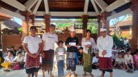 BENDESA Adat Penatih Puri, I Gusti Ngurah Gede Marhaendra Jaya (kanan), bersama prajuru desa adat foto bersama penerima dana sosial motivasi pendidikan, Minggu (5/7/2026). Foto: ist BENDESA Adat Penatih Puri, I Gusti Ngurah Gede Marhaendra Jaya (kanan), bersama prajuru desa adat foto bersama penerima dana sosial motivasi pendidikan, Minggu (5/7/2026). Foto: ist