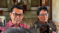 KETUA DPRD Bali, Dewa Made Mahayadnya (kiri), menjawab pertanyan wartawan di DPRD Bali, Senin (20/7/2026). Foto: ist KETUA DPRD Bali, Dewa Made Mahayadnya (kiri), menjawab pertanyan wartawan di DPRD Bali, Senin (20/7/2026). Foto: ist