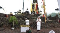 GUBERNUR Wayan Koster bersama tokoh adat Batur dan jajaran Forkopimda menghadiri upacara Pamlaspas Cihna di lokasi Titik Nol Desa Adat Batur Let, Bangli, Rabu (29/7/2026). Foto: ist GUBERNUR Wayan Koster bersama tokoh adat Batur dan jajaran Forkopimda menghadiri upacara Pamlaspas Cihna di lokasi Titik Nol Desa Adat Batur Let, Bangli, Rabu (29/7/2026). Foto: ist