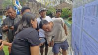 ORANG tua murid saat melihat hasil pengumuman SPMB di SD negeri di Denpasar. Foto: ist ORANG tua murid saat melihat hasil pengumuman SPMB di SD negeri di Denpasar. Foto: ist