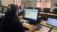 OPERATOR sekolah bekerja sangat cermat memverifikasi ajuan berkas pendaftaran sesuai dengan juknis SPMB SMPN Denpasar 2026. Foto: ist OPERATOR sekolah bekerja sangat cermat memverifikasi ajuan berkas pendaftaran sesuai dengan juknis SPMB SMPN Denpasar 2026. Foto: ist