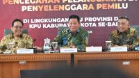 KETUA KPU Bali, I Dewa Agung Gede Lidartawan (kanan); bersama Ketua DKPP, Heddy Lugito (tengah); dan anggota DKPP, I Dewa Kade Wiarsa Raka Sandi, saat Rapat Penguatan Integritas dan Pencegahan Pelanggaran Etik Penyelenggara Pemilu yang diikuti jajaran KPU Provinsi serta KPU kabupaten/kota se-Bali, Jumat (17/7/2026). Foto: ist KETUA KPU Bali, I Dewa Agung Gede Lidartawan (kanan); bersama Ketua DKPP, Heddy Lugito (tengah); dan anggota DKPP, I Dewa Kade Wiarsa Raka Sandi, saat Rapat Penguatan Integritas dan Pencegahan Pelanggaran Etik Penyelenggara Pemilu yang diikuti jajaran KPU Provinsi serta KPU kabupaten/kota se-Bali, Jumat (17/7/2026). Foto: ist
