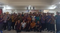 KABID Pembinaan SMP Disdikpora Kota Denpasar, Ida Bagus Suryadana, foto bersama dengan guru-guru usai membuka workshop yang digelar MGMP PJOK SMP Kota Denpasar di SMPN 17 Denpasar, Selasa (21/7/2026). Foto: ist KABID Pembinaan SMP Disdikpora Kota Denpasar, Ida Bagus Suryadana, foto bersama dengan guru-guru usai membuka workshop yang digelar MGMP PJOK SMP Kota Denpasar di SMPN 17 Denpasar, Selasa (21/7/2026). Foto: ist