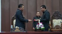 SERAH terima berita acara persetujuannya terhadap Nota Kesepakatan Kebijakan Umum Anggaran (KUA) dan Prioritas Plafon Anggaran Sementara (PPAS) Anggaran Pendapatan dan Belanja Daerah (APBD) Tahun Anggaran 2027. Foto: ist SERAH terima berita acara persetujuannya terhadap Nota Kesepakatan Kebijakan Umum Anggaran (KUA) dan Prioritas Plafon Anggaran Sementara (PPAS) Anggaran Pendapatan dan Belanja Daerah (APBD) Tahun Anggaran 2027. Foto: ist