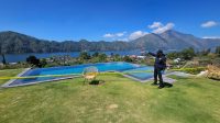POLISI melakukan olah TKP korban meninggal akibat tenggalam di kolam renang pribadi Glamping The Kanza Jempana. Foto: ist POLISI melakukan olah TKP korban meninggal akibat tenggalam di kolam renang pribadi Glamping The Kanza Jempana. Foto: ist