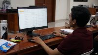 OPERATOR SPMB SMPN 17 Denpasar saat melakukan proses verifikasi berkas pendaftaran secara online. Foto: ist OPERATOR SPMB SMPN 17 Denpasar saat melakukan proses verifikasi berkas pendaftaran secara online. Foto: ist