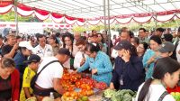 KETUA TP PKK Provinsi Bali, Putri Koster, berbelanja di Pasar Rakyat TP PKK Provinsi Bali bertajuk “Berbelanja dan Berbagi” ke-5 Tahun 2026 digelar di Alun-alun Kota Bangli, Rabu (8/7/2026). Foto: ist KETUA TP PKK Provinsi Bali, Putri Koster, berbelanja di Pasar Rakyat TP PKK Provinsi Bali bertajuk “Berbelanja dan Berbagi” ke-5 Tahun 2026 digelar di Alun-alun Kota Bangli, Rabu (8/7/2026). Foto: ist