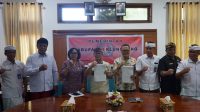 BUPATI Satria bersama Direktur Pembiayaan Publik dan Pengembangan Proyek PT SMI, Faaris Pranawa, memperlihatkan berkas kerja sama pinjaman Rp18 miliar, di kantor Bupati Klungkung, Selasa (14/7/2026). Foto: ist BUPATI Satria bersama Direktur Pembiayaan Publik dan Pengembangan Proyek PT SMI, Faaris Pranawa, memperlihatkan berkas kerja sama pinjaman Rp18 miliar, di kantor Bupati Klungkung, Selasa (14/7/2026). Foto: ist