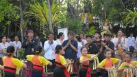 WALI Kota Denpasar, I Gusti Ngurah Jaya Negara saat meninjau langsung pengenalan muatan lomal lewat mesolah dan megending kepada peserta didik di SD Negeri Tulangampiang, Kamis (23/7/2026). Foto: ist WALI Kota Denpasar, I Gusti Ngurah Jaya Negara saat meninjau langsung pengenalan muatan lomal lewat mesolah dan megending kepada peserta didik di SD Negeri Tulangampiang, Kamis (23/7/2026). Foto: ist