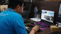 OPERATOR SPMB SMP Negeri memverifikasi keakuratan titik koordinat tempat tinggal pendaftar dengan alamat pada Kartu Keluarga (KK). Foto: ist OPERATOR SPMB SMP Negeri memverifikasi keakuratan titik koordinat tempat tinggal pendaftar dengan alamat pada Kartu Keluarga (KK). Foto: ist