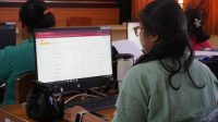 OPERATOR SPMB SMP negeri di Denpasar saat melakukan proses verifikasi berkas pendaftaran. Foto: ist OPERATOR SPMB SMP negeri di Denpasar saat melakukan proses verifikasi berkas pendaftaran. Foto: ist