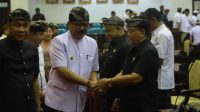 WAKIL Bupati Gianyar, Anak Agung Gde Mayun, menyalami anggota DPRD Gianyar usai rapat paripurna di DPRD Gianyar, Kamis (9/7/2026). Foto: ist WAKIL Bupati Gianyar, Anak Agung Gde Mayun, menyalami anggota DPRD Gianyar usai rapat paripurna di DPRD Gianyar, Kamis (9/7/2026). Foto: ist
