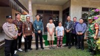 KEPALA Bank BPD Bali Cabang Ubud, A.A. Ngurah Trisna Andayana, saat menyerahkan bantuan beasiswa kepada anak yatim piatu di Banjar Bonjaka Sebatu, Desa Sebatu, Kecamatan Tegallalang, Selasa (18/8/2026). Foto: ist KEPALA Bank BPD Bali Cabang Ubud, A.A. Ngurah Trisna Andayana, saat menyerahkan bantuan beasiswa kepada anak yatim piatu di Banjar Bonjaka Sebatu, Desa Sebatu, Kecamatan Tegallalang, Selasa (18/8/2026). Foto: ist