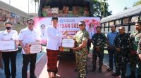 WABUP Tjok Surya menyerahkan bantuan kemanusiaan untuk korban gempa bumi di NTT, Rabu (22/8/2026) bertempat di Kodim 1610/Klungkung. Foto: ist WABUP Tjok Surya menyerahkan bantuan kemanusiaan untuk korban gempa bumi di NTT, Rabu (22/8/2026) bertempat di Kodim 1610/Klungkung. Foto: ist