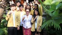 KORDIV Pencegahan, Partisipasi Masyarakat, dan Humas Bawaslu Bali, Ketut Ariyani, foto bersama usia berdiskusi dengan mahasiswa Universitas Pendidikan Nasional dalam agenda Konsolidasi Demokrasi, Senin (17/8/2026). Foto: ist KORDIV Pencegahan, Partisipasi Masyarakat, dan Humas Bawaslu Bali, Ketut Ariyani, foto bersama usia berdiskusi dengan mahasiswa Universitas Pendidikan Nasional dalam agenda Konsolidasi Demokrasi, Senin (17/8/2026). Foto: ist