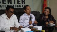 KORDIV Hukum dan Penyelesaian Sengketa Bawaslu Provinsi Bali, Gede Sutrawan, bersama jajaran Bawaslu Tabanan dan KPU Tabanan saat membuka Konsolidasi Demokrasi Kajian Hukum Putusan MK di Kabupaten Tabanan, Rabu (26/8/2026). Foto: ist KORDIV Hukum dan Penyelesaian Sengketa Bawaslu Provinsi Bali, Gede Sutrawan, bersama jajaran Bawaslu Tabanan dan KPU Tabanan saat membuka Konsolidasi Demokrasi Kajian Hukum Putusan MK di Kabupaten Tabanan, Rabu (26/8/2026). Foto: ist
