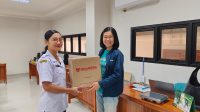 SMPN 17 Denpasar menerima donasi buku bacaan bermutu dari Jemima Mulyandari (kanan) selaku penggerak dan konsultan program literasi dari Nyalanesia. Foto: ist SMPN 17 Denpasar menerima donasi buku bacaan bermutu dari Jemima Mulyandari (kanan) selaku penggerak dan konsultan program literasi dari Nyalanesia. Foto: ist