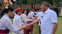 BUPATI Gianyar, I Made Mahayastra, memberi ucapan selamat kepada pejabat administrator dan pengawas di lingkungan Pemkab Gianyar yang baru dilantik. Foto: ist BUPATI Gianyar, I Made Mahayastra, memberi ucapan selamat kepada pejabat administrator dan pengawas di lingkungan Pemkab Gianyar yang baru dilantik. Foto: ist