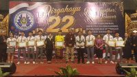 KEPALA SMK PGRI 5 Denpasar, Nuning Kurniawati, foto bersama dengan siswa berprestasi dan undangan saat puncak perayaan HUT ke-22 SMK PGRI 5 Denpasar, Rabu (19/8/2026). Foto: ist KEPALA SMK PGRI 5 Denpasar, Nuning Kurniawati, foto bersama dengan siswa berprestasi dan undangan saat puncak perayaan HUT ke-22 SMK PGRI 5 Denpasar, Rabu (19/8/2026). Foto: ist