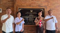 KASEK Ni Gusti Ayu Oka Ganitri, foto bersama siswa SMPN 17 Denpasar, I Komang Putra Tirtawan siswa kelas VIII.A, yang berhasil lolos seleksi dan terpilih sebagai peserta Jambore Nasional XII Tahun 2026 yang akan berlangsung pada 13–20 Agustus 2026 di Bumi Perkemahan Cibubur, Jakarta. Foto: ist