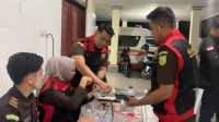 TIM Penyidik Bidang Tindak Pidana Khusus Kejari Tabanan melakukan penggeledahan di Kantor Dinas Kesehatan Kabupaten Tabanan, atas perkara dugaan tindak pidana korupsi dalam pengelolaan anggaran belanja BBM dan pelumas, serta makan-minum pada Dinas Kesehatan Kabupaten Tabanan Tahun Anggaran 2023 sampai dengan 2025, Senin (10/8/2026). Foto: ist TIM Penyidik Bidang Tindak Pidana Khusus Kejari Tabanan melakukan penggeledahan di Kantor Dinas Kesehatan Kabupaten Tabanan, atas perkara dugaan tindak pidana korupsi dalam pengelolaan anggaran belanja BBM dan pelumas, serta makan-minum pada Dinas Kesehatan Kabupaten Tabanan Tahun Anggaran 2023 sampai dengan 2025, Senin (10/8/2026). Foto: ist