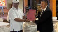 KETUA Panitia Pilkel Desa Kemenuh, I Gusti Putu Swandi (kiri) menyerahkan surat keputusan penetapan calon perbekel kepada I Dewa Nyoman Neka. Foto: ist KETUA Panitia Pilkel Desa Kemenuh, I Gusti Putu Swandi (kiri) menyerahkan surat keputusan penetapan calon perbekel kepada I Dewa Nyoman Neka. Foto: ist