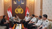 AUDIENSI Kepala Kantor Imigrasi Denpasar, R. Haryo Sakti; bersama jajaran dengan Kapolres Gianyar, AKBP James I. S. Rajagukguk, di ruang tamu Kapolres Gianyar. Foto: ist AUDIENSI Kepala Kantor Imigrasi Denpasar, R. Haryo Sakti; bersama jajaran dengan Kapolres Gianyar, AKBP James I. S. Rajagukguk, di ruang tamu Kapolres Gianyar. Foto: ist