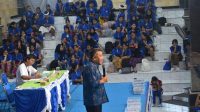 KETUA KPU Provinsi Bali, I Dewa Agung Gede Lidartawan (pegang mic), saat memberi materi dalam kegiatan KPU Goes to School, beberapa waktu lalu. Foto: ist KETUA KPU Provinsi Bali, I Dewa Agung Gede Lidartawan (pegang mic), saat memberi materi dalam kegiatan KPU Goes to School, beberapa waktu lalu. Foto: ist