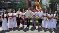 KONSUL Jenderal India di Bali, Dr. Shashank Vikram, hadir di SMP PGRI 3 Denpasar pada Kamis (27/8/2026) dalam rangka perayaan Raksha Bandhan, yang diselenggarakan dalam kaitannya dengan Tagore-Dewantara Year of Cultural and Educational Diplomacy. Kehadiran Dr. Shashank Vikram beserta para tamu undangan dan perwakilan dari Konsulat Jenderal India, disambut hangat Kepala SMP PGRI 3 Denpasar, Ni Made Chandra Widayanti, S.Pd., M.Li., beserta para guru, staf, serta para siswa SMP PGRI 3 Denpasar. Foto: ist KONSUL Jenderal India di Bali, Dr. Shashank Vikram, hadir di SMP PGRI 3 Denpasar pada Kamis (27/8/2026) dalam rangka perayaan Raksha Bandhan, yang diselenggarakan dalam kaitannya dengan Tagore-Dewantara Year of Cultural and Educational Diplomacy. Kehadiran Dr. Shashank Vikram beserta para tamu undangan dan perwakilan dari Konsulat Jenderal India, disambut hangat Kepala SMP PGRI 3 Denpasar, Ni Made Chandra Widayanti, S.Pd., M.Li., beserta para guru, staf, serta para siswa SMP PGRI 3 Denpasar. Foto: ist