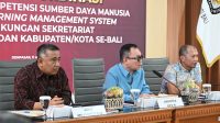 KETUA Divisi SDM, Organisasi, Diklat, dan Litbang KPU RI, Parsadan Harahap (tengah) saat menjadi narasumber rapat koordinasi penguatan kompetensi SDM yang digelar secara hybrid di ruang rapat KPU Provinsi Bali, Selasa (11/8/2026). Forum ini dihadiri bersama jajaran komisioner dan sekretariat KPU se-Bali. Foto: ist KETUA Divisi SDM, Organisasi, Diklat, dan Litbang KPU RI, Parsadan Harahap (tengah) saat menjadi narasumber rapat koordinasi penguatan kompetensi SDM yang digelar secara hybrid di ruang rapat KPU Provinsi Bali, Selasa (11/8/2026). Forum ini dihadiri bersama jajaran komisioner dan sekretariat KPU se-Bali. Foto: ist
