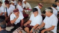BUPATI Gianyar dan Sekda Gianyar hadirin acara ngelawar perbekel se-Gianyar. Foto: ist BUPATI Gianyar dan Sekda Gianyar hadirin acara ngelawar perbekel se-Gianyar. Foto: ist