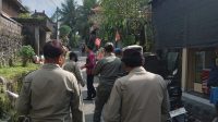 SATPOL PP, Damkar dan Penyelamatan Kabupaten Gianyar mengevakuasi seorang perempuan lanjut usia yang diduga mengalami gangguan jiwa (ODGJ) di wilayah Cemadik, Desa Pejeng Kawan, Gianyar, Selasa (18/8/2026) pagi. Foto: ist SATPOL PP, Damkar dan Penyelamatan Kabupaten Gianyar mengevakuasi seorang perempuan lanjut usia yang diduga mengalami gangguan jiwa (ODGJ) di wilayah Cemadik, Desa Pejeng Kawan, Gianyar, Selasa (18/8/2026) pagi. Foto: ist