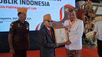 BUPATI Gianyar, I Made Mahayastra, menerima penghargaan Bintang Legiun Veteran Republik Indonesia (LVRI) di Balai Budaya Gianyar, Senin (17/8/2026). Foto: ist BUPATI Gianyar, I Made Mahayastra, menerima penghargaan Bintang Legiun Veteran Republik Indonesia (LVRI) di Balai Budaya Gianyar, Senin (17/8/2026). Foto: ist