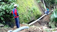 PEKERJA memperbaiki pipa air Perumda Air Minum Tirta Danu Arta Bangli. Perumda Air Minum Tirta Danu Arta Bangli mencatat angka kebocoran air mencapai 25,62% pada 2025, melampaui ambang batas maksimal 20% yang ditetapkan Kementerian Pekerjaan Umum. Foto: ist PEKERJA memperbaiki pipa air Perumda Air Minum Tirta Danu Arta Bangli. Perumda Air Minum Tirta Danu Arta Bangli mencatat angka kebocoran air mencapai 25,62% pada 2025, melampaui ambang batas maksimal 20% yang ditetapkan Kementerian Pekerjaan Umum. Foto: ist