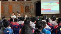 POLWAN Polres Gianyar memberikan edukasi mengenai berbagai hal yang berkaitan dengan keamanan, keselamatan, serta perlindungan diri kepada pelajar. Foto: ist POLWAN Polres Gianyar memberikan edukasi mengenai berbagai hal yang berkaitan dengan keamanan, keselamatan, serta perlindungan diri kepada pelajar. Foto: ist