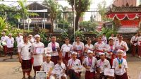 KEPALA SMPN 1 Denpasar, Ni Wayan Raiyani, foto bersama siswa yang meraih prestasi baik regional, nasional hingga internasional usai upacara HUT ke-81 RI pada Senin (17/8/2026). Foto: ist KEPALA SMPN 1 Denpasar, Ni Wayan Raiyani, foto bersama siswa yang meraih prestasi baik regional, nasional hingga internasional usai upacara HUT ke-81 RI pada Senin (17/8/2026). Foto: ist
