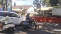 PETUGAS melakukan penerapan dan sosialisasi skema Manajemen Rekayasa Lalu Lintas (MRLL) baru di kawasan Simpang Tiga Sayan–Sindu. Foto: ist PETUGAS melakukan penerapan dan sosialisasi skema Manajemen Rekayasa Lalu Lintas (MRLL) baru di kawasan Simpang Tiga Sayan–Sindu. Foto: ist