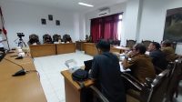 PERSOALAN mutasi pejabat di Pemkab Karangasem yang bergulir beberapa waktu lalu, sampai saat ini masih menyisakan polemik dan tanda tanya besar di DPRD Karangasem. Menyikapi berbagai laporan dan pengaduan yang masuk terkait mutasi pejabat tersebut, Senin (3/8/2026) Ketua DPRD Karangasem, I Wayan Suastika, bersama unsur pimpinan Dewan dan Komisi I mengadakan rapat kerja dengan pihak eksekutif. Foto: ist PERSOALAN mutasi pejabat di Pemkab Karangasem yang bergulir beberapa waktu lalu, sampai saat ini masih menyisakan polemik dan tanda tanya besar di DPRD Karangasem. Menyikapi berbagai laporan dan pengaduan yang masuk terkait mutasi pejabat tersebut, Senin (3/8/2026) Ketua DPRD Karangasem, I Wayan Suastika, bersama unsur pimpinan Dewan dan Komisi I mengadakan rapat kerja dengan pihak eksekutif. Foto: ist