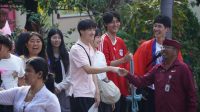 KEPALA SMPN 7 Denpasar, I Wayan Sugianta, menyalami mahasiswa dan pelajar dari Jepang saat berkunjung ke SMPN 7 Denpasar, Senin (17/8/2026). Foto: ist KEPALA SMPN 7 Denpasar, I Wayan Sugianta, menyalami mahasiswa dan pelajar dari Jepang saat berkunjung ke SMPN 7 Denpasar, Senin (17/8/2026). Foto: ist