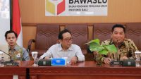 ANGGOTA DKPP RI, Dewa Kade Wiarsa Raka Sandi (tengah); bersama Ketua Bawaslu Bali, Agus Tirta Suguna (kanan), saat kegiatan Monitoring dan Evaluasi (Monev) di Bawaslu Provinsi Bali, Jumat (25/9/2026). Foto: ist ANGGOTA DKPP RI, Dewa Kade Wiarsa Raka Sandi (tengah); bersama Ketua Bawaslu Bali, Agus Tirta Suguna (kanan), saat kegiatan Monitoring dan Evaluasi (Monev) di Bawaslu Provinsi Bali, Jumat (25/9/2026). Foto: ist